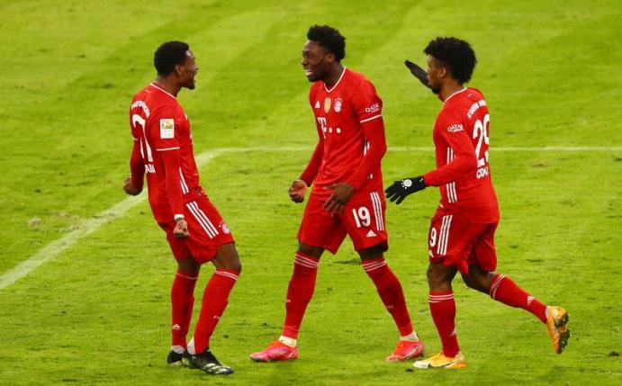 Alphonso Davies (M) bejubelt sein Tor zum 3:3 mit David Alaba (l) und Kingsley Coman. Foto: Adam Pretty/Getty Images Europe/Pool/dpa