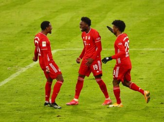 Alphonso Davies (M) bejubelt sein Tor zum 3:3 mit David Alaba (l) und Kingsley Coman. Foto: Adam Pretty/Getty Images Europe/Pool/dpa Alphonso Davies (M) bejubelt sein Tor zum 3:3 mit David Alaba (l) und Kingsley Coman. Foto: Adam Pretty/Getty Images Europe/Pool/dpa
