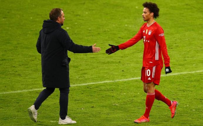 Hansi Flick (l) bedankt sich nach dem Spiel bei Leroy Sane. Foto: Adam Pretty/Getty Images Europe/Pool/dpa