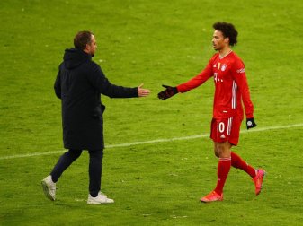 Hansi Flick (l) bedankt sich nach dem Spiel bei Leroy Sane. Foto: Adam Pretty/Getty Images Europe/Pool/dpa Hansi Flick (l) bedankt sich nach dem Spiel bei Leroy Sane. Foto: Adam Pretty/Getty Images Europe/Pool/dpa