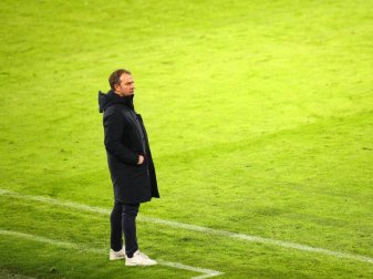 Es sei vielleicht gut, wenn er mal «unter vier Augen» mit Lauterbach rede, «nicht in einer Talkshow», sagt Hansi Flick. Foto: Adam Pretty/Getty Images Europe/Pool/dpa Es sei vielleicht gut, wenn er mal «unter vier Augen» mit Lauterbach rede, «nicht in einer Talkshow», sagt Hansi Flick. Foto: Adam Pretty/Getty Images Europe/Pool/dpa