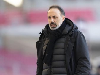 Stuttgarts Trainer Pellegrino Matarazzo steht vor einen Spiel in der Mercedes-Benz Arena in Stuttgart. Foto: Tom Weller/dpa Stuttgarts Trainer Pellegrino Matarazzo steht vor einen Spiel in der Mercedes-Benz Arena in Stuttgart. Foto: Tom Weller/dpa