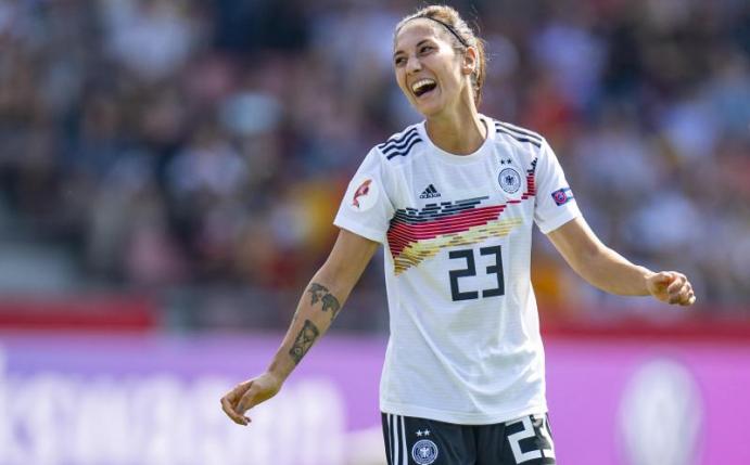 Sara Doorsoun sieht für den Frauen-Fußball noch Potenzial bei Mädchen mit Migrationshintergrund. Foto: David Inderlied/dpa