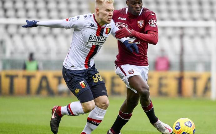 Lennart Czyborra (l) spielt in der italienischen Serie A für den CFC Genua. Foto: Marco Alpozzi/LaPresse via ZUMA Press/dpa