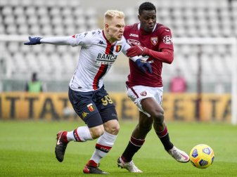 Lennart Czyborra (l) spielt in der italienischen Serie A für den CFC Genua. Foto: Marco Alpozzi/LaPresse via ZUMA Press/dpa Lennart Czyborra (l) spielt in der italienischen Serie A für den CFC Genua. Foto: Marco Alpozzi/LaPresse via ZUMA Press/dpa