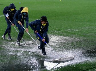 Der Platz in Saarbrücken ist unbespielbar Der Platz in Saarbrücken ist unbespielbar