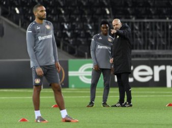 Bayer-Coach Peter Bosz (r) ist mit seinem Team auf Kunstrasen in Bern gefordert. Foto: Anthony Anex/KEYSTONE/dpa Bayer-Coach Peter Bosz (r) ist mit seinem Team auf Kunstrasen in Bern gefordert. Foto: Anthony Anex/KEYSTONE/dpa