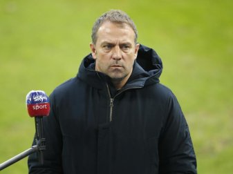 Tauschte sich konstruktiv mit SPD-Politiker Karl Lauterbach aus: Bayern-Coach Hansi Flick. Foto: Leon Kuegeler/Reuters/Pool/dpa Tauschte sich konstruktiv mit SPD-Politiker Karl Lauterbach aus: Bayern-Coach Hansi Flick. Foto: Leon Kuegeler/Reuters/Pool/dpa