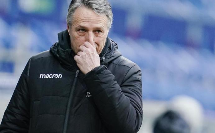 Hat nach Bayern mit Wolfsburg das nächste Bundesliga-Spitzenteam vor der Brust: Bielefeld-Coach Uwe Neuhaus. Foto: Uwe Anspach/dpa