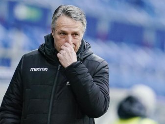 Hat nach Bayern mit Wolfsburg das nächste Bundesliga-Spitzenteam vor der Brust: Bielefeld-Coach Uwe Neuhaus. Foto: Uwe Anspach/dpa Hat nach Bayern mit Wolfsburg das nächste Bundesliga-Spitzenteam vor der Brust: Bielefeld-Coach Uwe Neuhaus. Foto: Uwe Anspach/dpa