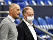 Soll nach Wunsch von Manager Stefan Reuter (r) lange beim FC Augsburg bleiben: Trainer Heiko Herrlich. Foto: Martin Meissner/AP-Pool/dpa