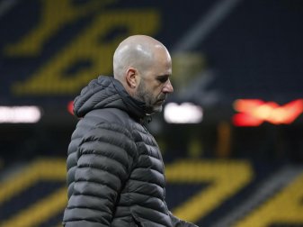 Angefressen: Leverkusen-Coach Peter Bosz nach dem 3:4 in Bern. Foto: Peter Klaunzer/KEYSTONE/dpa Angefressen: Leverkusen-Coach Peter Bosz nach dem 3:4 in Bern. Foto: Peter Klaunzer/KEYSTONE/dpa