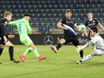 Renato Steffen (2.vl) war Wolfsburgs Matchwinner in Bielefeld. Foto: Friso Gentsch/dpa Renato Steffen (2.vl) war Wolfsburgs Matchwinner in Bielefeld. Foto: Friso Gentsch/dpa