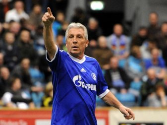 In Sorge um Königsblau: Schalke-Idol Klaus Fischer. Foto: Thomas Eisenhuth/dpa-Zentralbild/dpa In Sorge um Königsblau: Schalke-Idol Klaus Fischer. Foto: Thomas Eisenhuth/dpa-Zentralbild/dpa