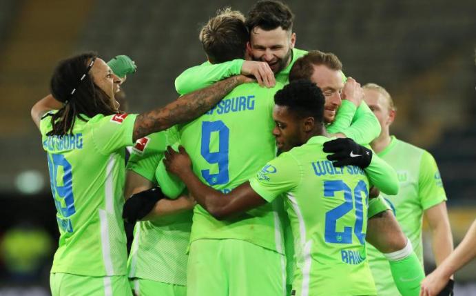 Der VfL Wolfsburg gewann klar in Bielefeld. Foto: Friso Gentsch/dpa