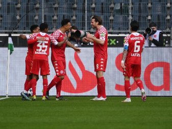 Die Mainzer jubeln nach dem Führungstor durch Karim Onisiwo (M). Foto: Federico Gambarini/dpa-POOL/dpa Die Mainzer jubeln nach dem Führungstor durch Karim Onisiwo (M). Foto: Federico Gambarini/dpa-POOL/dpa