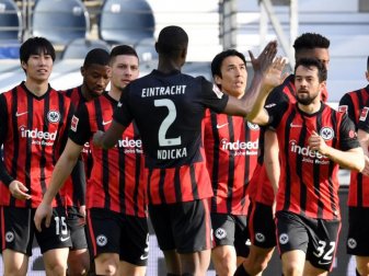 Frankfurts Spieler feiern gemeinsam das Führungstor gegen den FC Bayern München. Foto: Arne Dedert/dpa Frankfurts Spieler feiern gemeinsam das Führungstor gegen den FC Bayern München. Foto: Arne Dedert/dpa