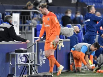 Schalkes Torwart Ralf Fährmann geht verletzt vom Platz. Foto: Martin Meissner/Pool AP/dpa