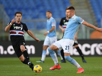 Lazios Sergej Milinkovic (r) im Zweikampf mit Sampdorias Adrien Silva. Foto: Claudio Pasquazi/LPS via ZUMA Wire/dpa Lazios Sergej Milinkovic (r) im Zweikampf mit Sampdorias Adrien Silva. Foto: Claudio Pasquazi/LPS via ZUMA Wire/dpa