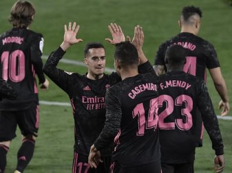 Real Madrids Casemiro (M) feiert mit Teamkollege Lucas Vazquez seinen Treffer zum 1:0. Foto: Alvaro Barrientos/AP/dpa Real Madrids Casemiro (M) feiert mit Teamkollege Lucas Vazquez seinen Treffer zum 1:0. Foto: Alvaro Barrientos/AP/dpa