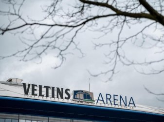 Die Fans von FC Schalke 04 haben sich nach dem 0:4 (0:2) im Revierderby gegen Borussia Dortmund Medienberichten zufolge vor dem Stadion versammelt. Foto: Fabian Strauch/dpa Die Fans von FC Schalke 04 haben sich nach dem 0:4 (0:2) im Revierderby gegen Borussia Dortmund Medienberichten zufolge vor dem Stadion versammelt. Foto: Fabian Strauch/dpa