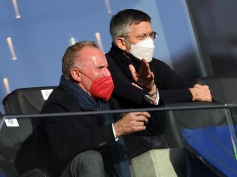 FC-Bayern-Boss Karl-Heinz Rummenigge (l) zusammen mit Bayern-Präsident Herbert Hainer auf der Tribüne in Frankfurt. Foto: Arne Dedert/dpa FC-Bayern-Boss Karl-Heinz Rummenigge (l) zusammen mit Bayern-Präsident Herbert Hainer auf der Tribüne in Frankfurt. Foto: Arne Dedert/dpa