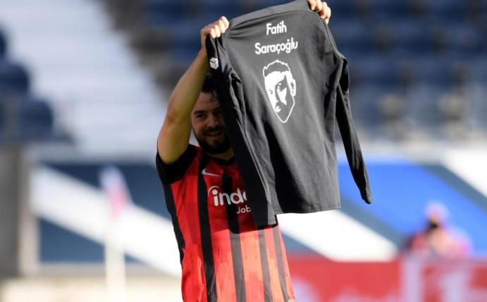 Der Frankfurter Amin Younes erinnerte an die Opfer von Hanau. Foto: Arne Dedert/dpa