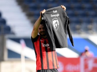 Der Frankfurter Amin Younes erinnerte an die Opfer von Hanau. Foto: Arne Dedert/dpa Der Frankfurter Amin Younes erinnerte an die Opfer von Hanau. Foto: Arne Dedert/dpa