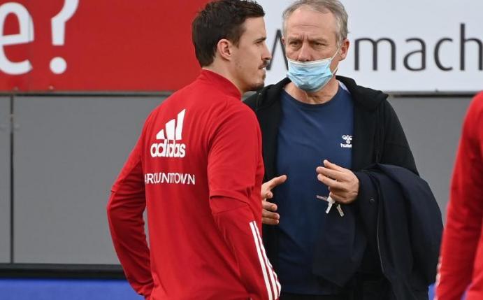 Max Kruse (l) im Gespräch mit Freiburg-Trainer Christian Streich. Foto: Sebastian Gollnow/dpa