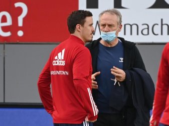 Max Kruse (l) im Gespräch mit Freiburg-Trainer Christian Streich. Foto: Sebastian Gollnow/dpa Max Kruse (l) im Gespräch mit Freiburg-Trainer Christian Streich. Foto: Sebastian Gollnow/dpa