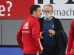 Max Kruse (l) im Gespräch mit Freiburg-Trainer Christian Streich. Foto: Sebastian Gollnow/dpa