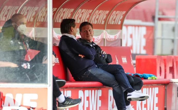 Kölns Sportchef Horst Heldt (l) stellt Trainer Markus Gisdol nicht infrage. Foto: Rolf Vennenbernd/dpa