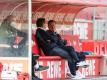 Kölns Sportchef Horst Heldt (l) stellt Trainer Markus Gisdol nicht infrage. Foto: Rolf Vennenbernd/dpa