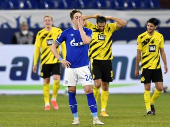 Der Schalker Bastian Oczipka (v.) ist nach einem Gegentreffer im Derby bedient. Foto: Martin Meissner/Pool AP/dpa