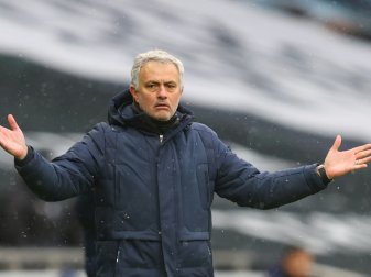 Mourinho und Tottenham unterliegen bei West Ham United Mourinho und Tottenham unterliegen bei West Ham United