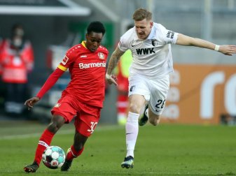 Leverkusens Jeremie Frimpong (l) und Augsburgs Andre Hahn im Zweikampf um den Ball. Foto: Tom Weller/dpa Leverkusens Jeremie Frimpong (l) und Augsburgs Andre Hahn im Zweikampf um den Ball. Foto: Tom Weller/dpa