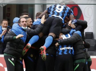 Die Spieler von Inter Mailand feiern zusammen, nachdem Lautaro Martinez das zweite Tor für die Mannschaft geschossen hat. Foto: Antonio Calanni/AP/dpa Die Spieler von Inter Mailand feiern zusammen, nachdem Lautaro Martinez das zweite Tor für die Mannschaft geschossen hat. Foto: Antonio Calanni/AP/dpa