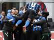 Die Spieler von Inter Mailand feiern zusammen, nachdem Lautaro Martinez das zweite Tor für die Mannschaft geschossen hat. Foto: Antonio Calanni/AP/dpa
