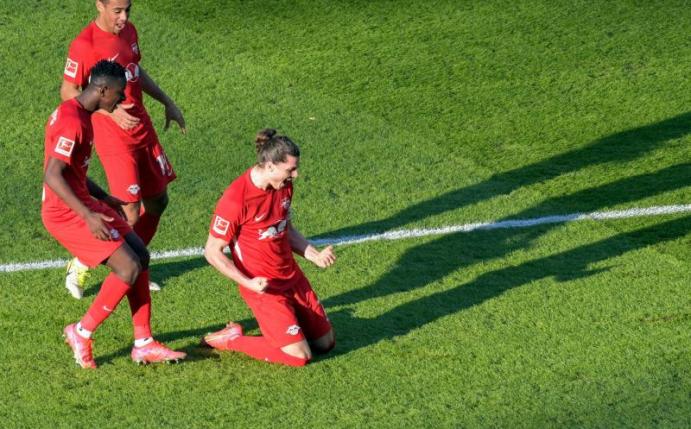 Leipzigs Torschütze Marcel Sabitzer (r) jubelt mit den Mannschaftskameraden Amadou Haidara (l) und Tyler Adams über seinen Treffer zur 1:0-Führung. Foto: Soeren Stache/dpa POOL/dpa