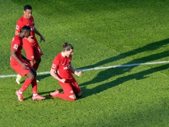 Leipzigs Torschütze Marcel Sabitzer (r) jubelt mit den Mannschaftskameraden Amadou Haidara (l) und Tyler Adams über seinen Treffer zur 1:0-Führung. Foto: Soeren Stache/dpa POOL/dpa Leipzigs Torschütze Marcel Sabitzer (r) jubelt mit den Mannschaftskameraden Amadou Haidara (l) und Tyler Adams über seinen Treffer zur 1:0-Führung. Foto: Soeren Stache/dpa POOL/dpa