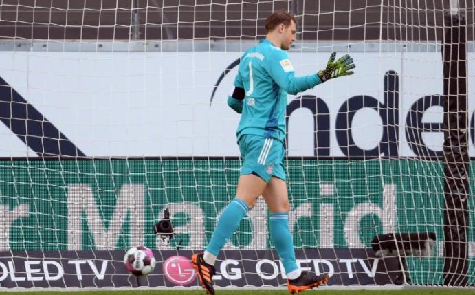 Der FC Bayern um Nationaltorhüter Manuel Neuer verlor in Frankfurt. Foto: Arne Dedert/dpa