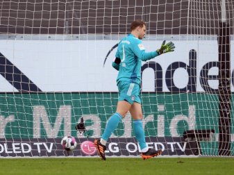 Der FC Bayern um Nationaltorhüter Manuel Neuer verlor in Frankfurt. Foto: Arne Dedert/dpa Der FC Bayern um Nationaltorhüter Manuel Neuer verlor in Frankfurt. Foto: Arne Dedert/dpa