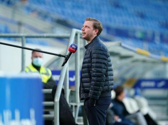 Werder Bremens Florian Kohfeldt gibt vor dem Spiel gegen die TSG Hoffenheim ein Interview. Foto: Uwe Anspach/dpa Werder Bremens Florian Kohfeldt gibt vor dem Spiel gegen die TSG Hoffenheim ein Interview. Foto: Uwe Anspach/dpa