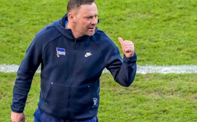 Berlins Trainer Pal Dardai gestikuliert während der Begegnung an der Seitenauslinie. Foto: Soeren Stache/dpa POOL/dpa