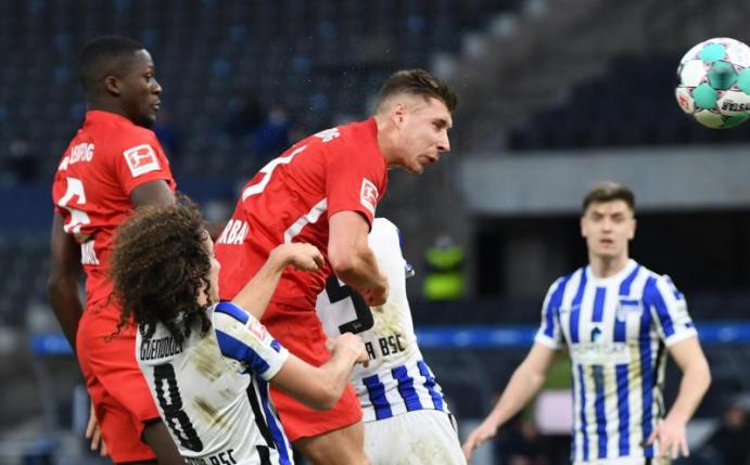 Leipzigs Willi Orban (M) erzielt das 3:0. Foto: Annegret Hilse/Pool via REUTERS/dpa