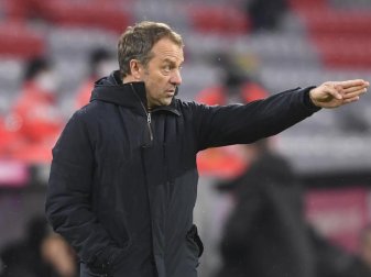 Bayerns Trainer Hansi Flick gibt Anweisungen - am Dienstag trifft er mit seiner Mannschaft in der Königsklasse auf Lazio Rom. Foto: Andreas Schaad/AP-Pool/dpa Bayerns Trainer Hansi Flick gibt Anweisungen - am Dienstag trifft er mit seiner Mannschaft in der Königsklasse auf Lazio Rom. Foto: Andreas Schaad/AP-Pool/dpa