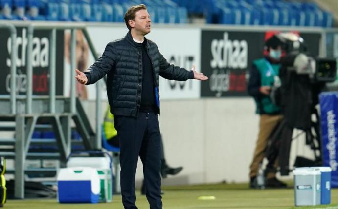 Werder Bremens Trainer Florian Kohfeldt gestikuliert an der Seitenauslinie. Foto: Uwe Anspach/dpa