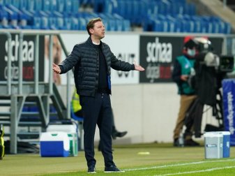 Werder Bremens Trainer Florian Kohfeldt gestikuliert an der Seitenauslinie. Foto: Uwe Anspach/dpa Werder Bremens Trainer Florian Kohfeldt gestikuliert an der Seitenauslinie. Foto: Uwe Anspach/dpa