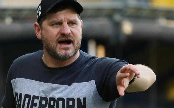 Paderborns Trainer Steffen Baumgart gibt seinem Team während des Spiels Anweisungen an der Seitenlinie. Foto: Friso Gentsch/dpa