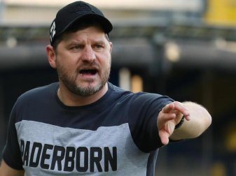 Paderborns Trainer Steffen Baumgart gibt seinem Team während des Spiels Anweisungen an der Seitenlinie. Foto: Friso Gentsch/dpa Paderborns Trainer Steffen Baumgart gibt seinem Team während des Spiels Anweisungen an der Seitenlinie. Foto: Friso Gentsch/dpa